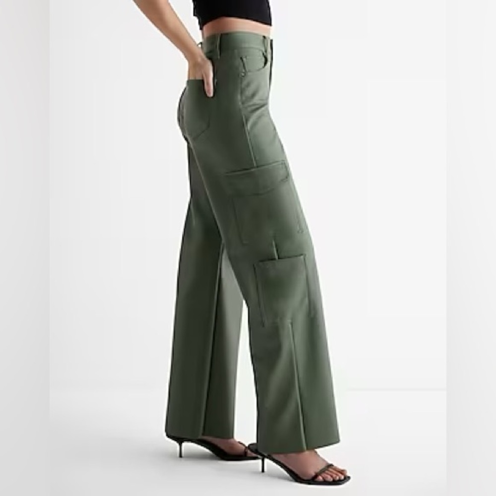 Express
High Waisted Faux Leather Wide Leg Cargo Pant
Size: 12 
Color: Cactus